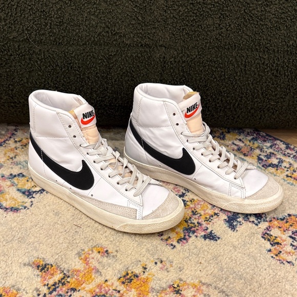 Nike White Black High-Top Athletic Shoes with Red Logo Accent - Picture 4 of 6